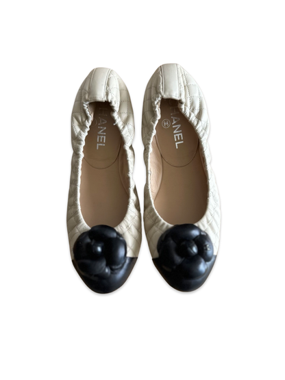 Ballerines Chanel Camelia T 38.5 - Cuir matelassé Noire et beige